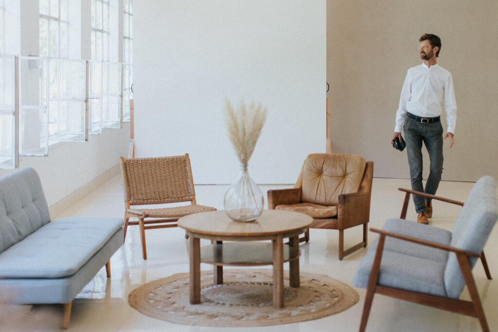 Elmar Feuerbacher läuft im Atelier